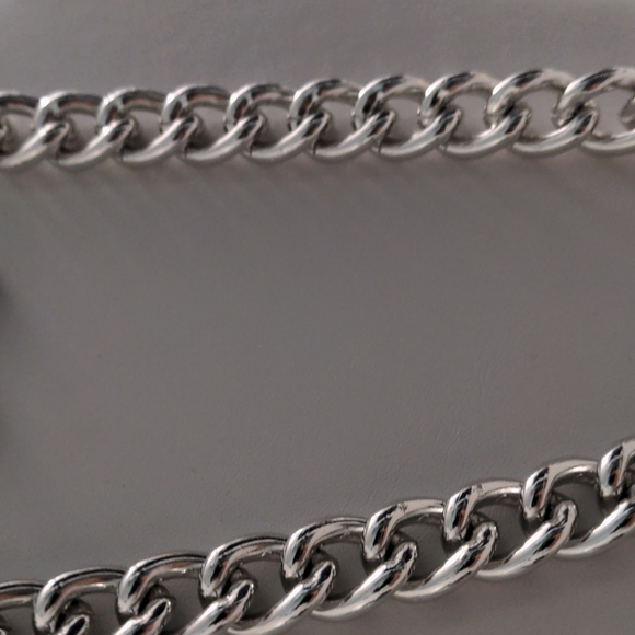 Beautiful Silver Tone Necklace with Toggle Clasp and Matching Drop Earrings - Picture 3 of 7